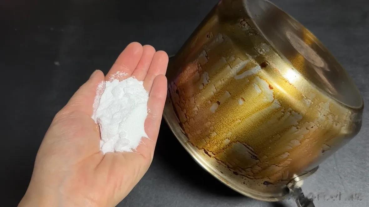 不锈钢锅发黄发黑？教你一招，简单抹一抹，3分钟洁净如新，真牛
不锈钢锅使用一段时