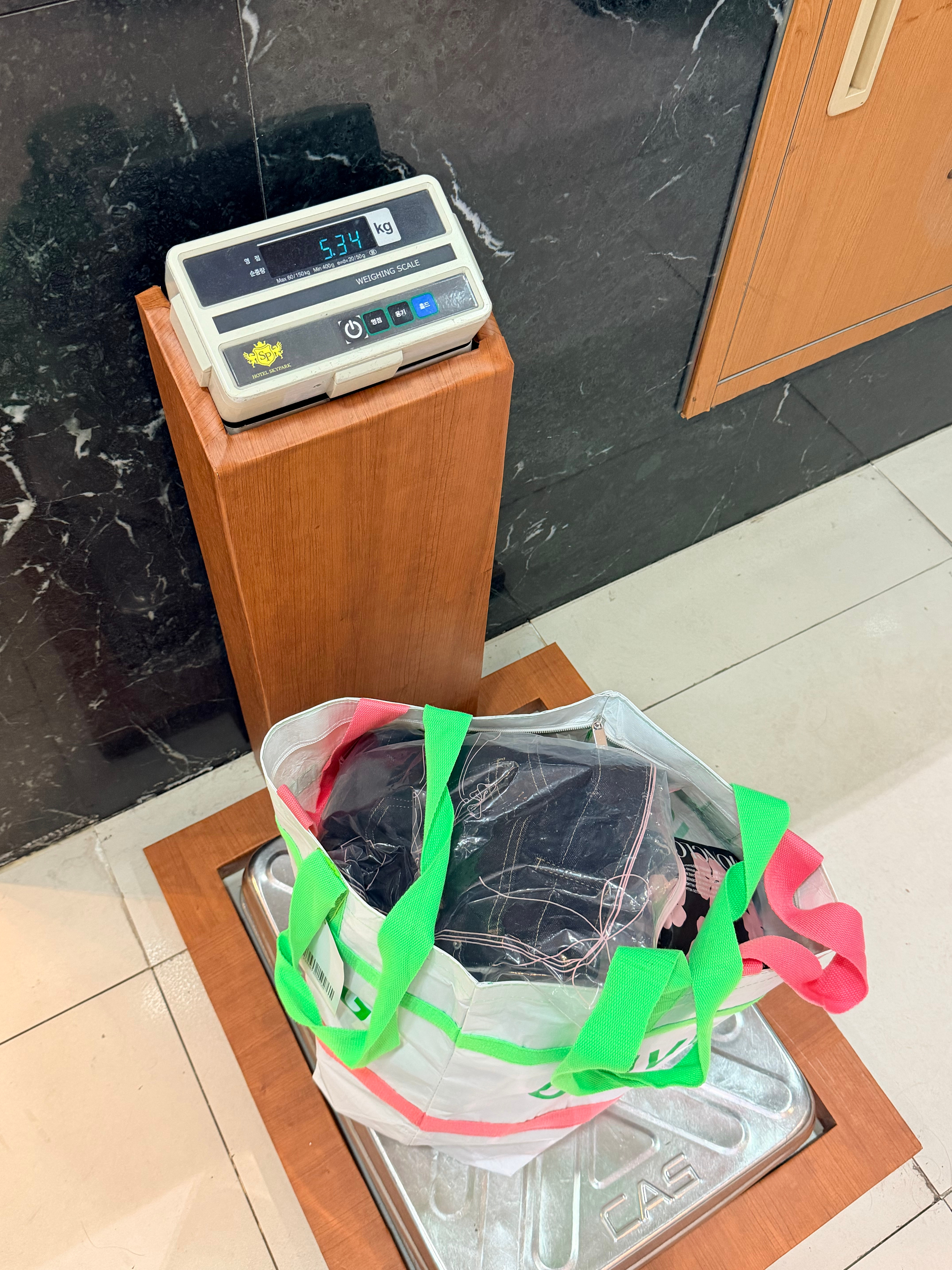 第一天入住的时候我还在说韩国人这么卷吗酒店门口都有称原来是这个用处…闺蜜行李箱超