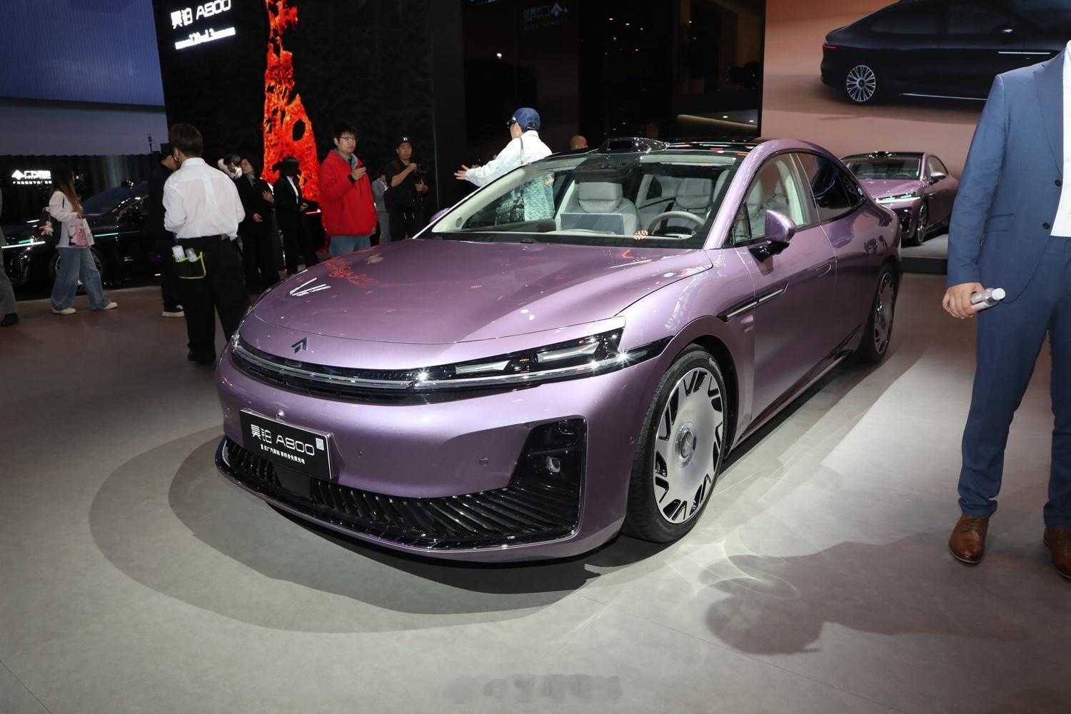 广汽昊铂A800今天也公布了内饰。环抱式座舱，内饰的豪华感给得还是很足的，10.