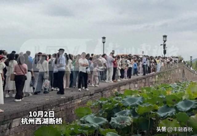 国庆断桥变“人桥”：人山人海背后，藏真实中国