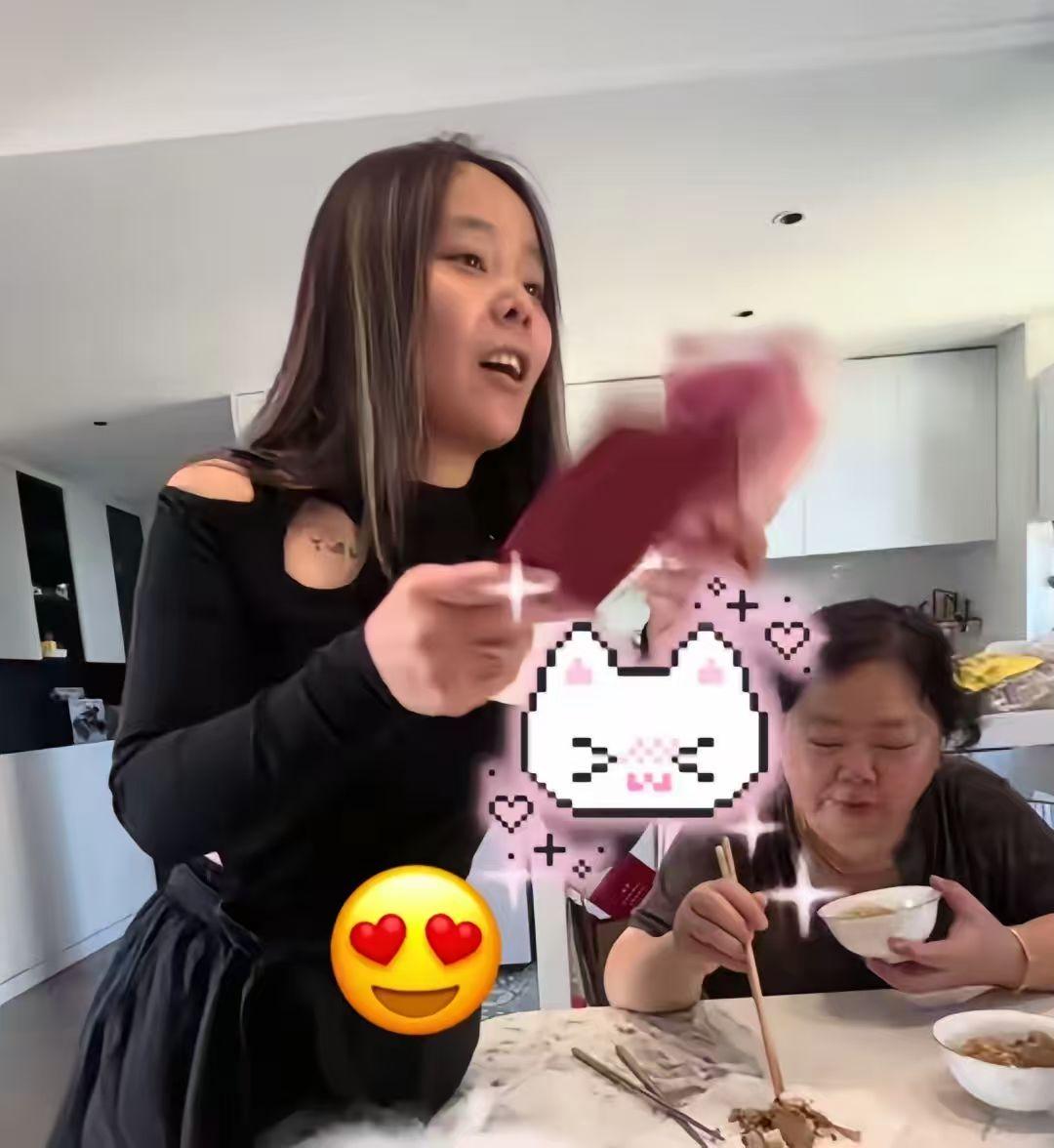 堂嫂居然把熊磊的素颜照片发了出来。感觉糖嫂就是来拆台的，“大娘二伯”是她率先爆出