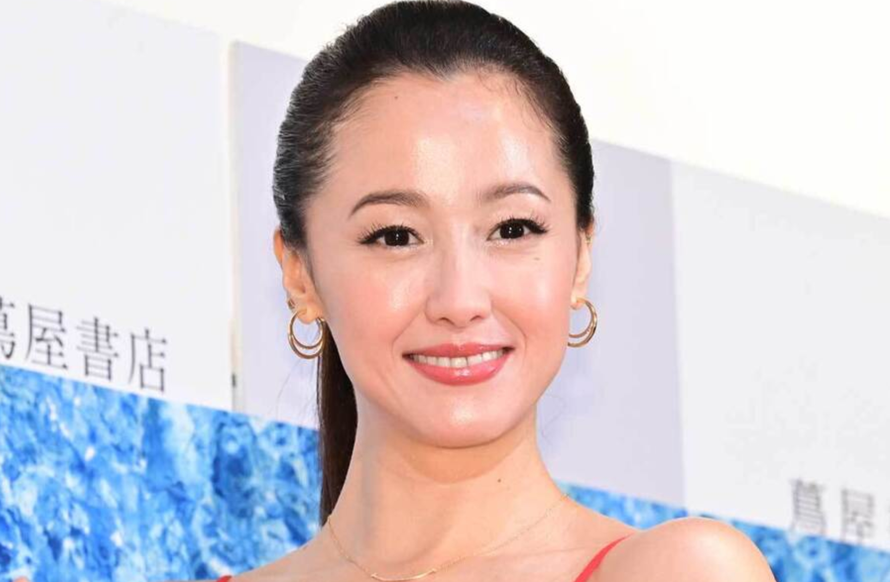 泽尻英龙华时隔19年推出新写真集 素颜出镜坦言40岁后更需保养23日，演员泽尻英
