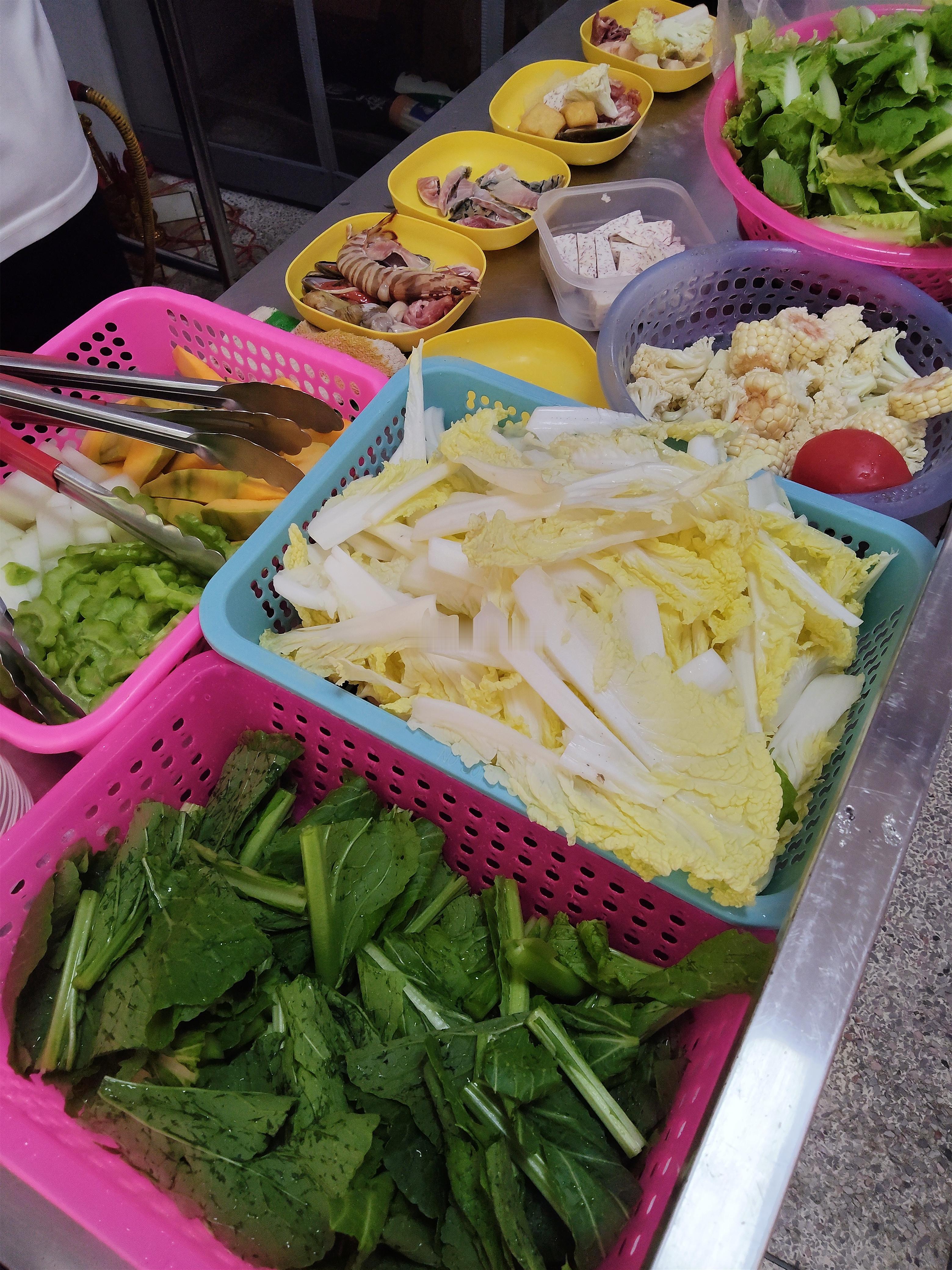 我平时比较少吃菜煲这种东西，之前只吃过丽水庄和丹阳庄的两家店，这次则是金涛庄李记