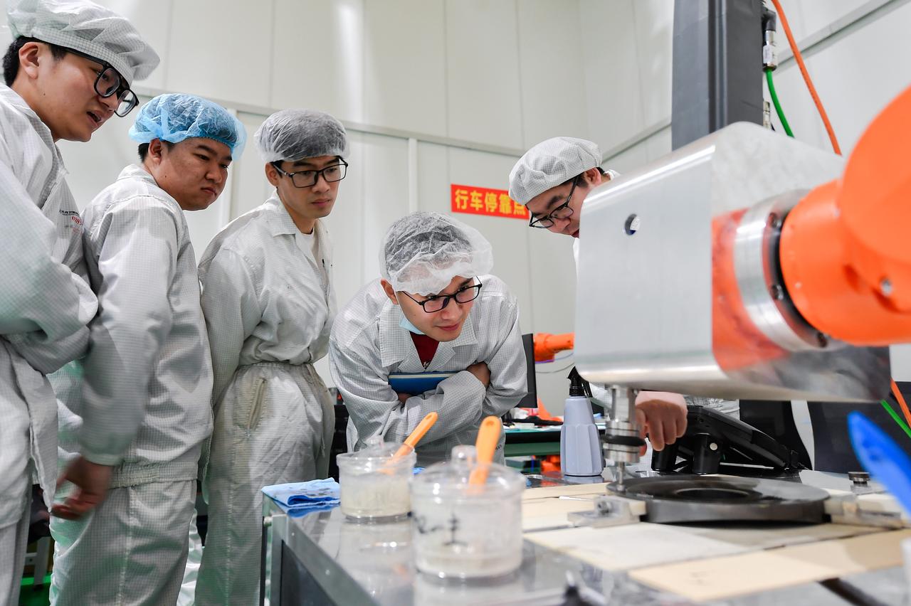 白宫刚发了一份报告，看着像是科技规划，实则字里行间透着心虚，报告名字倒是挺文艺，