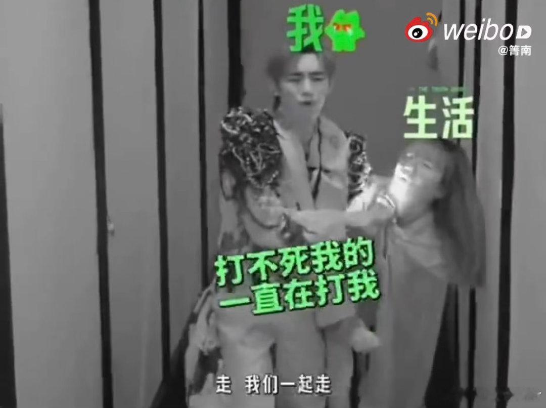 丁程鑫没被吓跪孙千被吓跪了开始推理吧 丁程鑫被吓得不轻，拉着NPC一起走还跟人抢