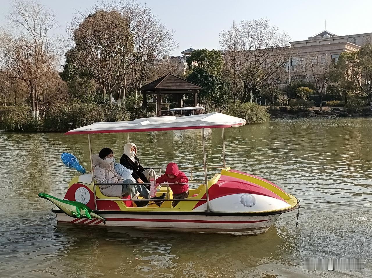 郁轮袍：王维擅长弹奏琵琶，岐王让他装扮成乐人，带他到公主的府第。王维在公主面前独