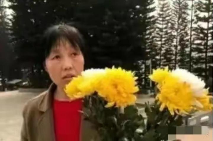 1984年，一战士壮烈牺牲，新婚20天的妻子，生下遗腹子并拒绝改嫁。35年后，妻