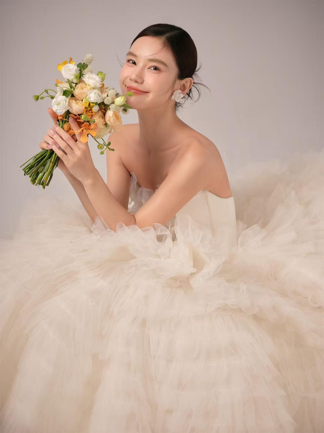 这组俏皮婚纱照，是我们爱情最真实的样子——不完美，但很快乐。💑🎈 我们不是偶