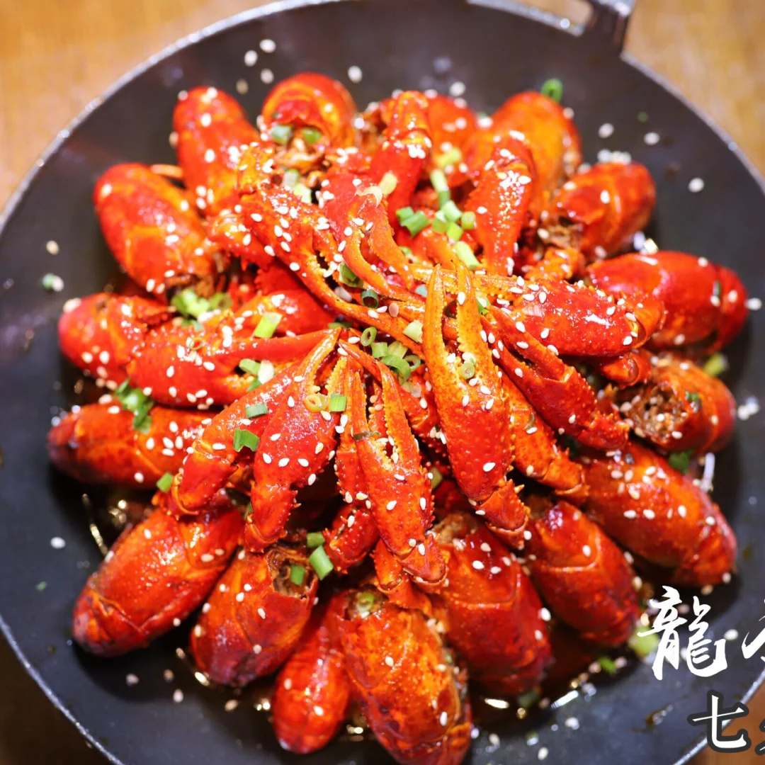 中午吃的【龍釜鳳】小龙虾鸡煲，不修了，原图直出。整个门店充斥着炫彩斑斓的霓虹灯招