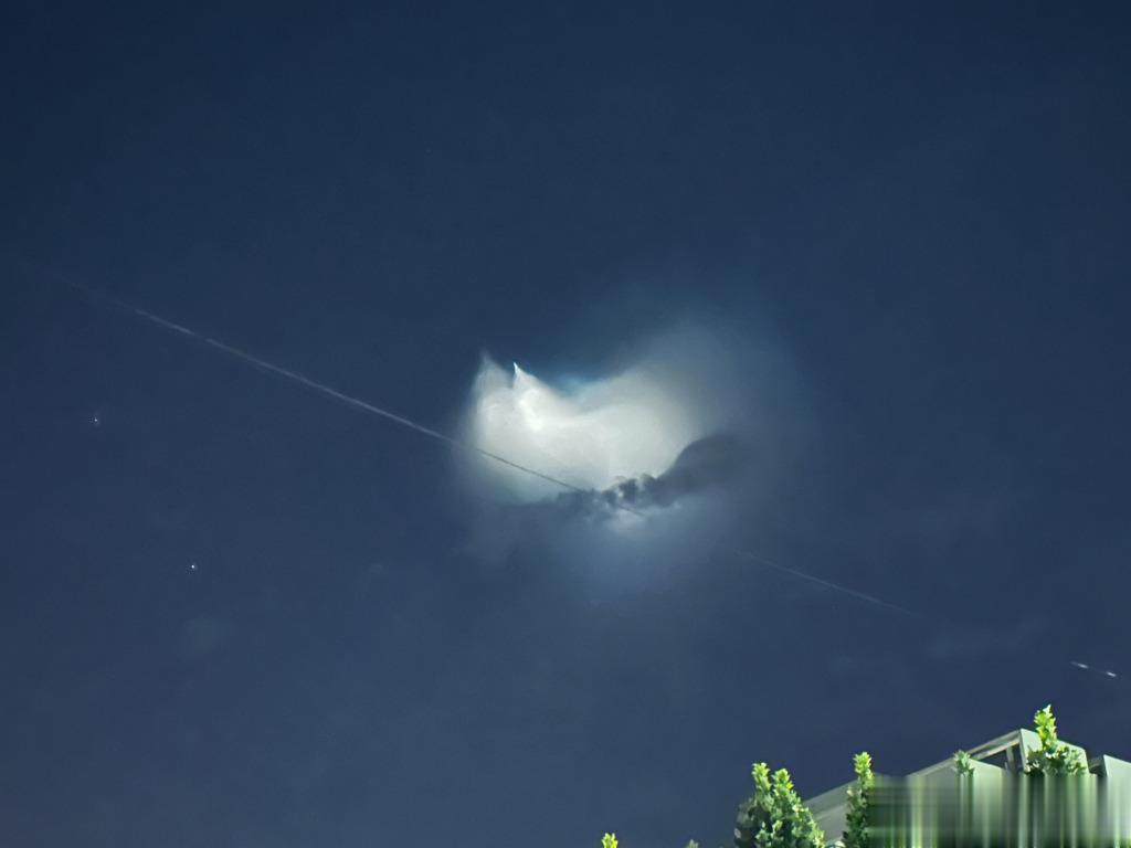 北方的同学都看到了吧，今晚的夜空有两只明亮的手电筒……两个像手电筒一样的东西一起