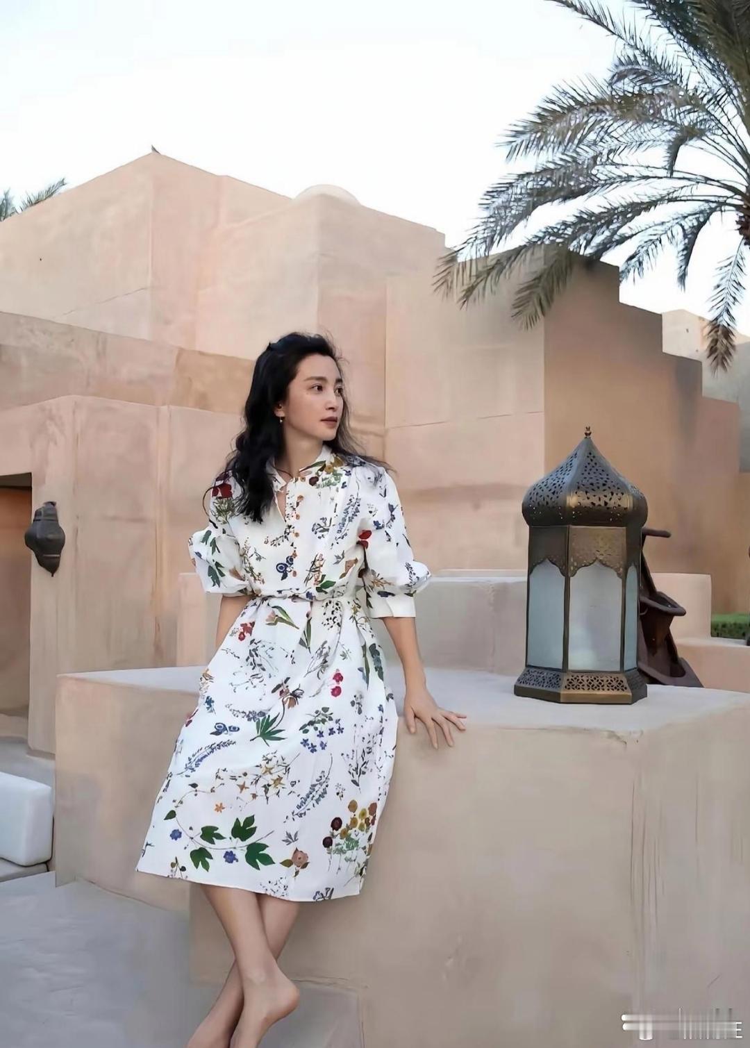 李冰冰脚丫子居然这么大，这反差感真的太让人意外了！ 