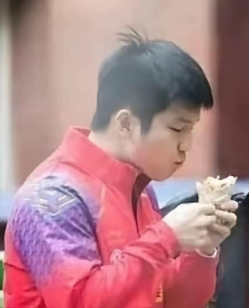 昨晚梦到樊振东啦，
现在想想还是很开心的[大笑]

梦中跟小胖并排坐着聊天，
我