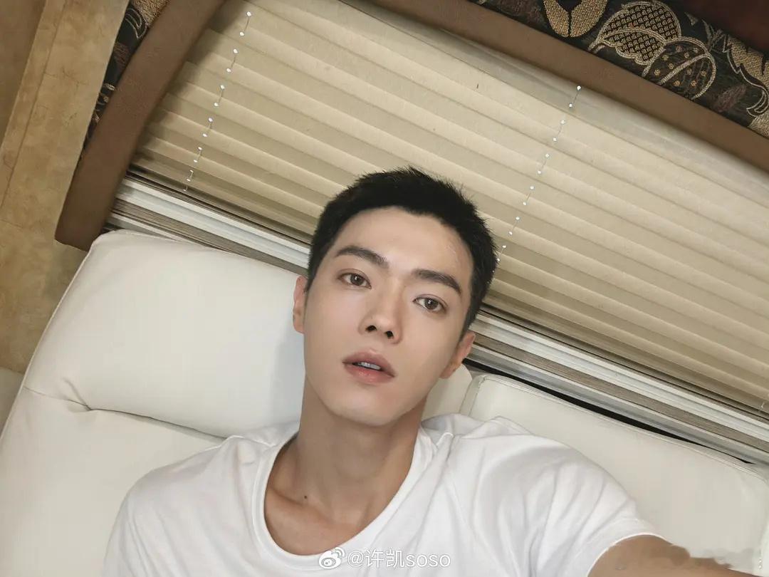 都说寸头最能评判男明星的颜值，来评价一下许凯短寸造型怎么样？ ​​​