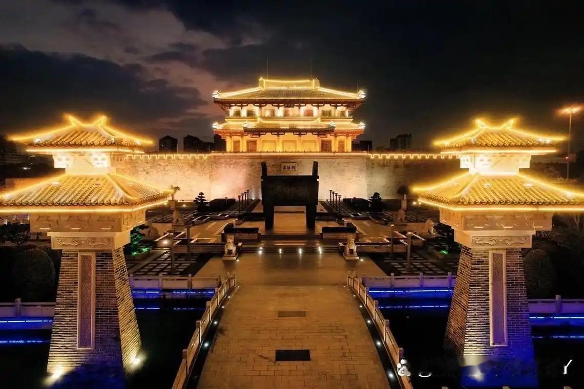 拈来风月赋心声
深夜赶稿的焦虑又上头了，腹内无诗，灵感枯竭，只想按下暂停键断更。