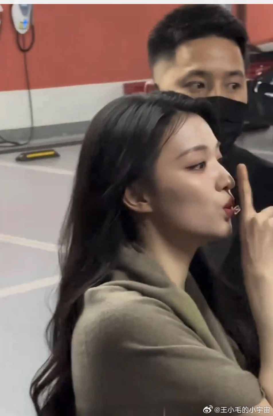 感觉王楚然在公司好得宠，看着她跑过去收粉丝礼物的是不是王楚然的经纪人？感觉她看着