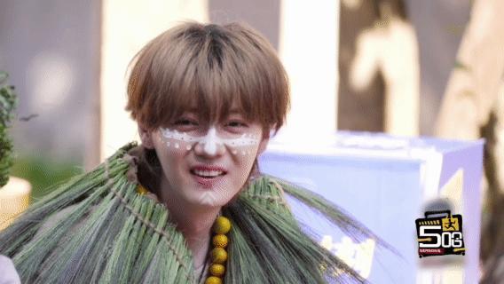 邓超问导演要剧本哈哈哈哈哈 刚点开新一期五哈直接笑到拍床，猜词游戏刚说规则邓超就