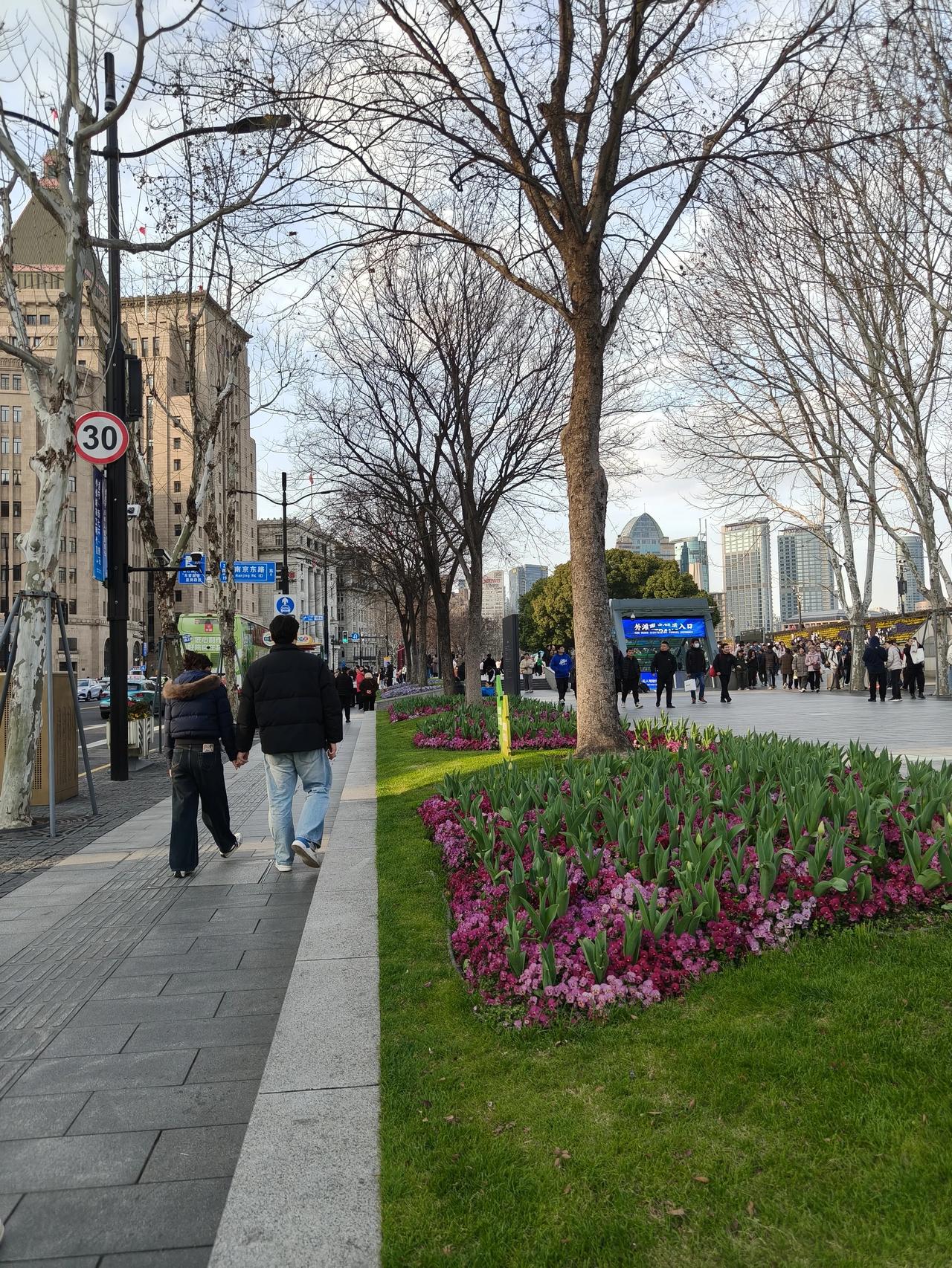 你说，为春天添一抹亮色
为家撑起一片晴空
脚下的路，才会坚实稳妥
心间，方能满是