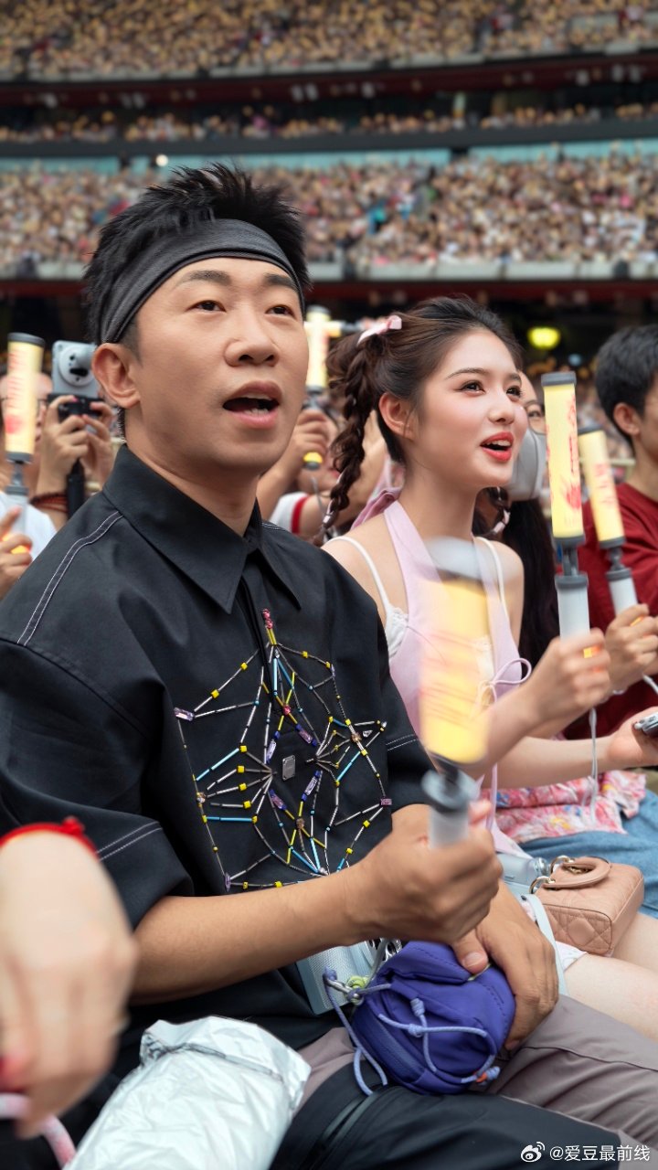 艾米首次看周董演唱会偶遇杨迪 头一回看周董演唱会就嗨翻全场，没想到还偶遇了，俩人