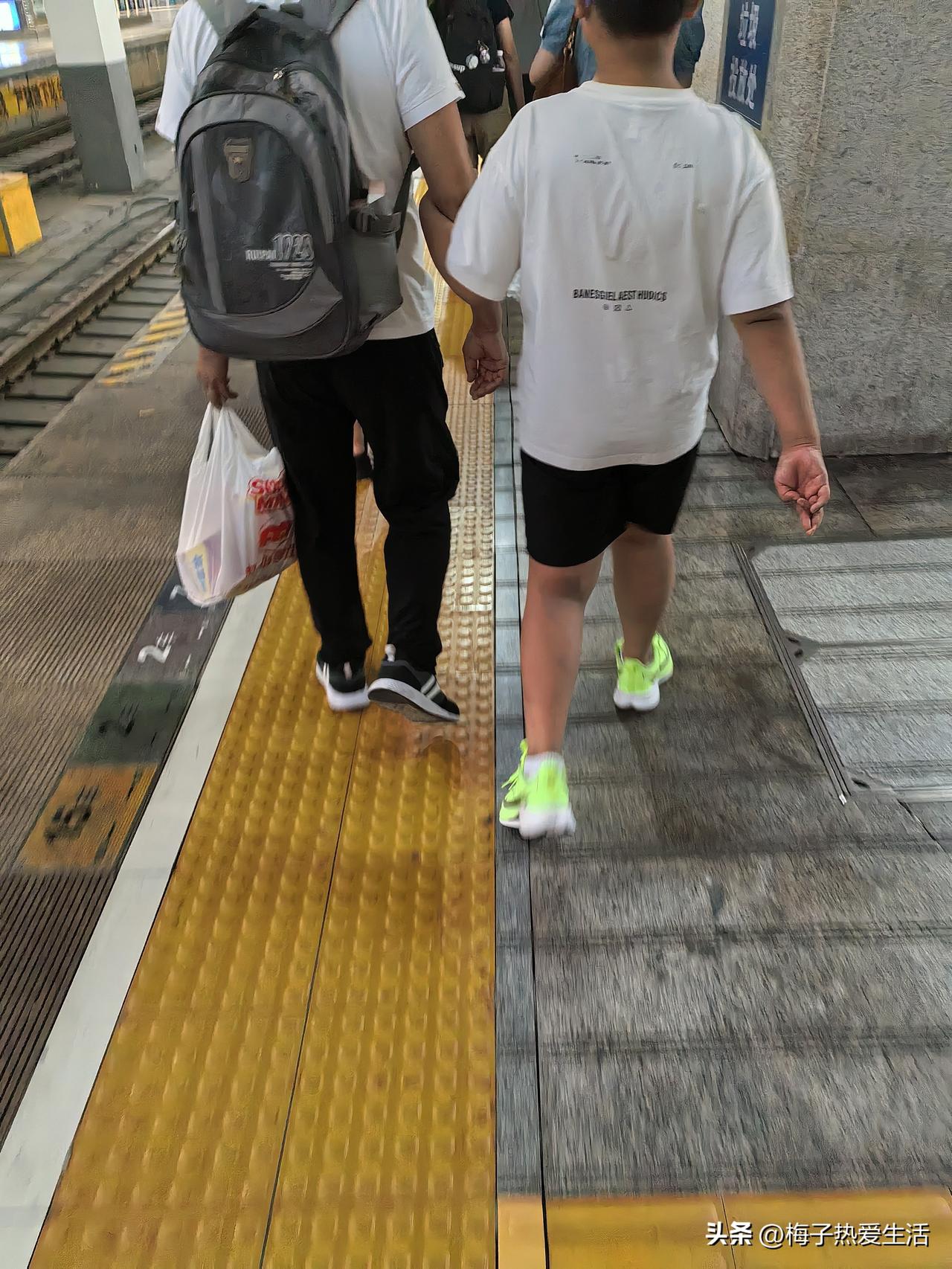 昨天在郑州火车站，我前面这个穿白色褂子的小胖男孩开始跟爸爸妈妈走掉队了，这个男孩