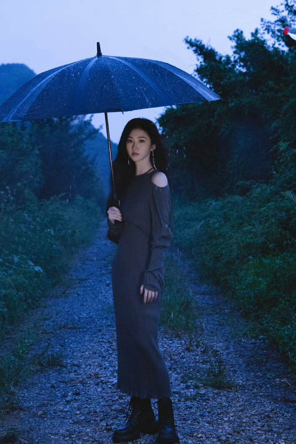 景甜云雾缓动于山径，雨水伴山风吹落。 ​​​