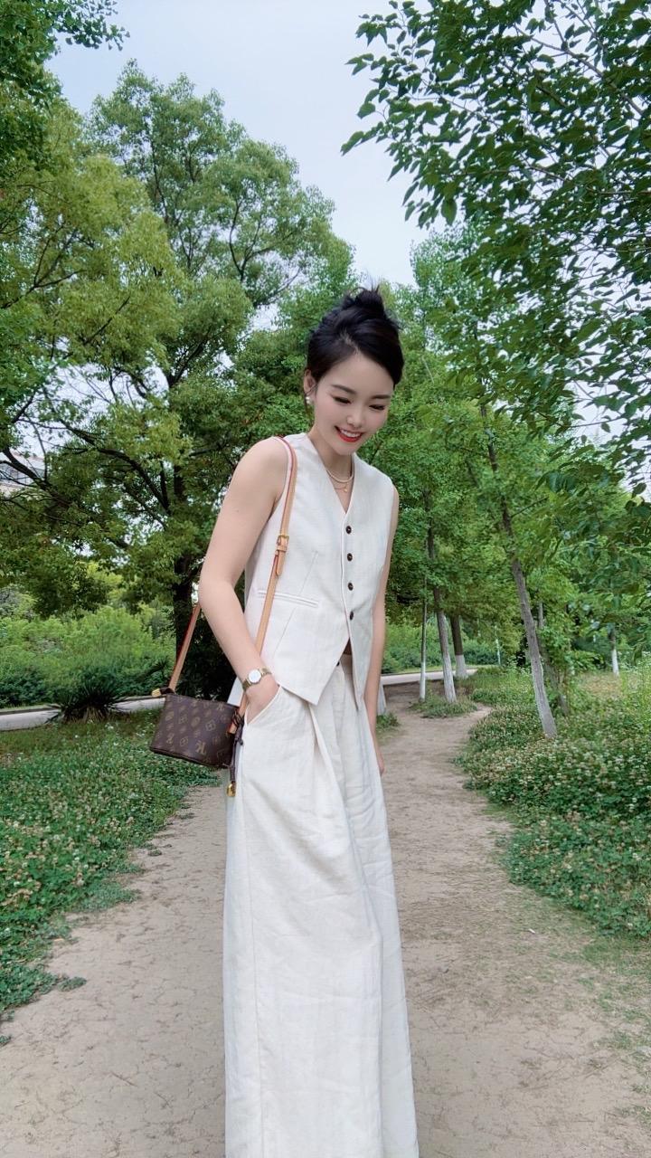 特别喜欢人民日报发的一句话：我们毕生的任务，就是做一个幸福的普通人。优...