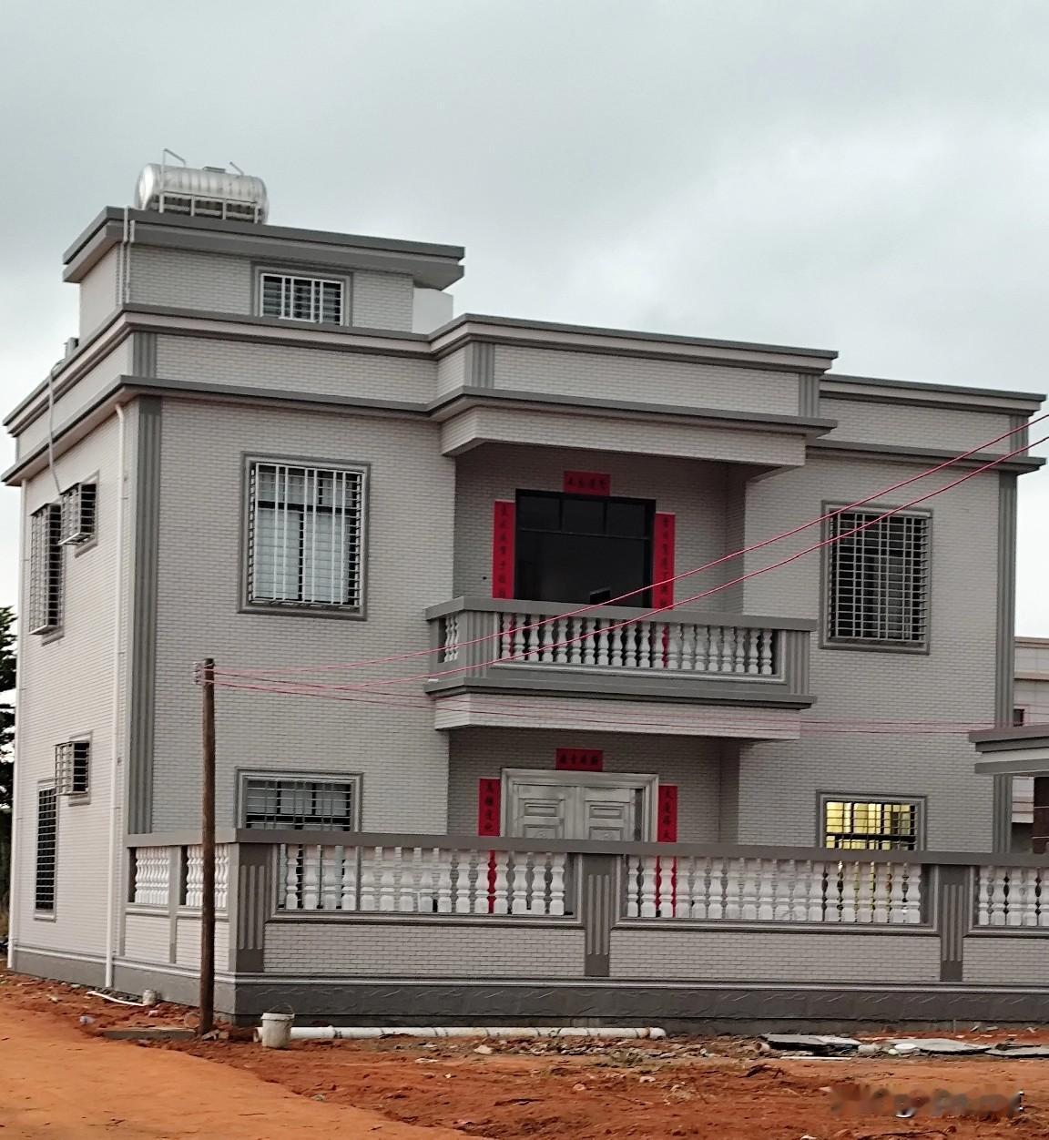 各位粤西的乡邻、懂风水的朋友，快来帮看看！
我上一条头条分享了邻居家的新房，有细