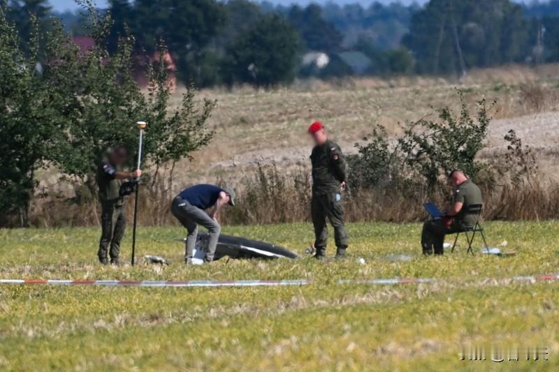 《俄防空狂拦98架！乌无人机突袭为何失灵？》
🔥俄乌无人机大战再升级！俄军一夜