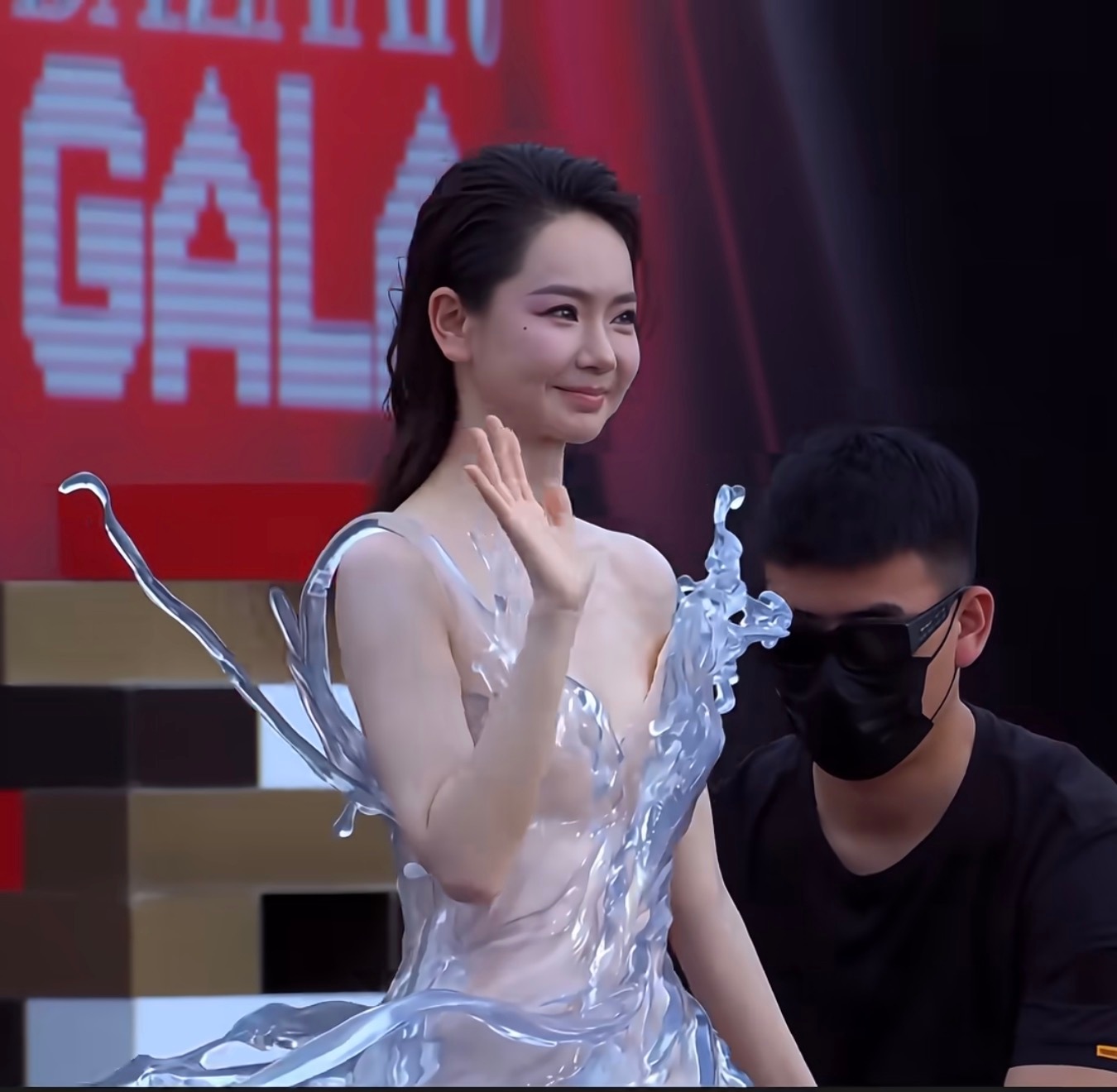 戚薇身着16公斤3D打印水花裙亮相时尚芭莎红毯，需要工作人员推着才能入场，太有巧