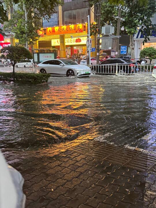 刚下过雨，暴雨后的城市真的美