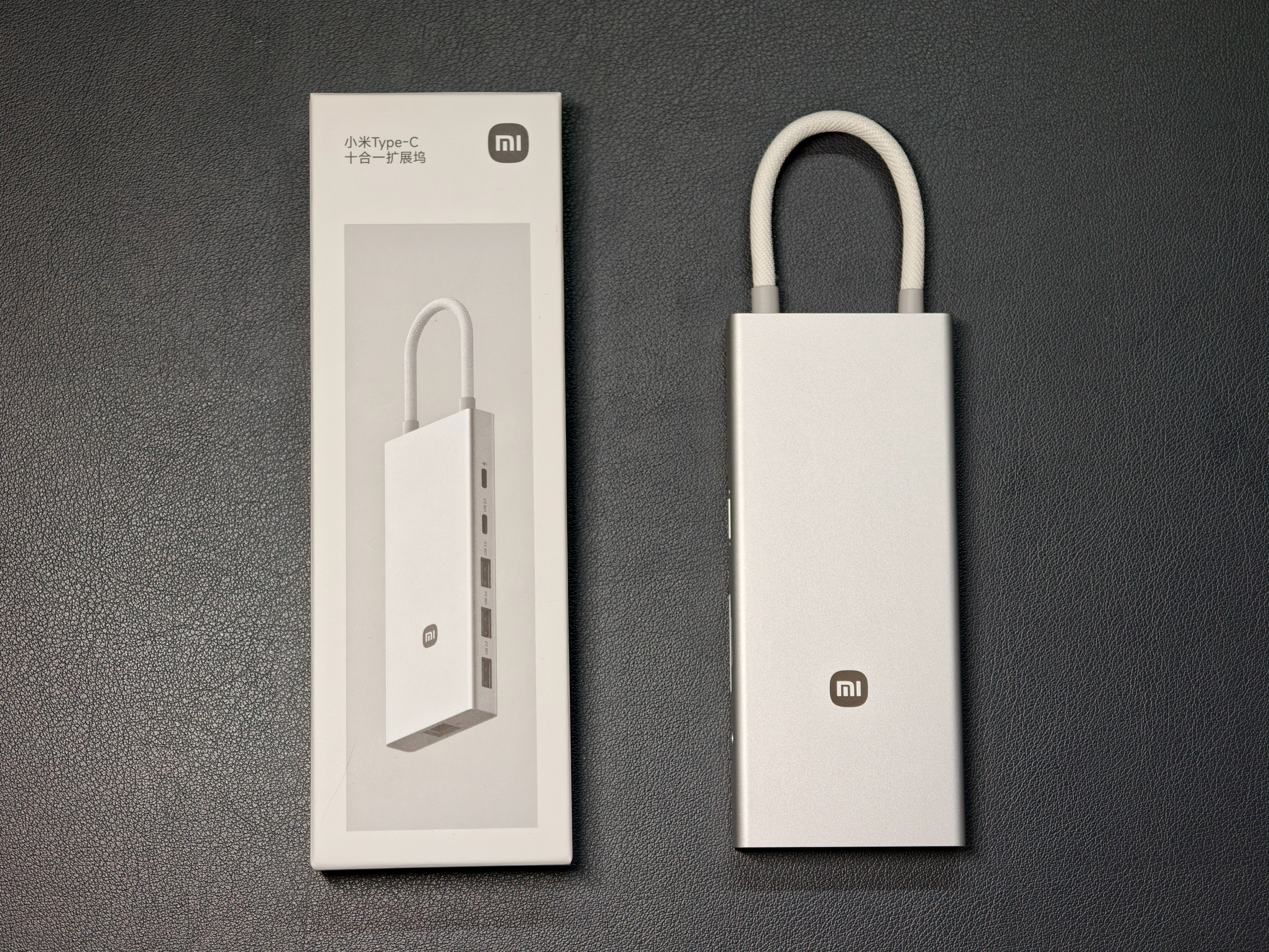 我们收到了小米新款的 Type-C 十合一拓展坞，相比以往的五合一拓展坞，优点自