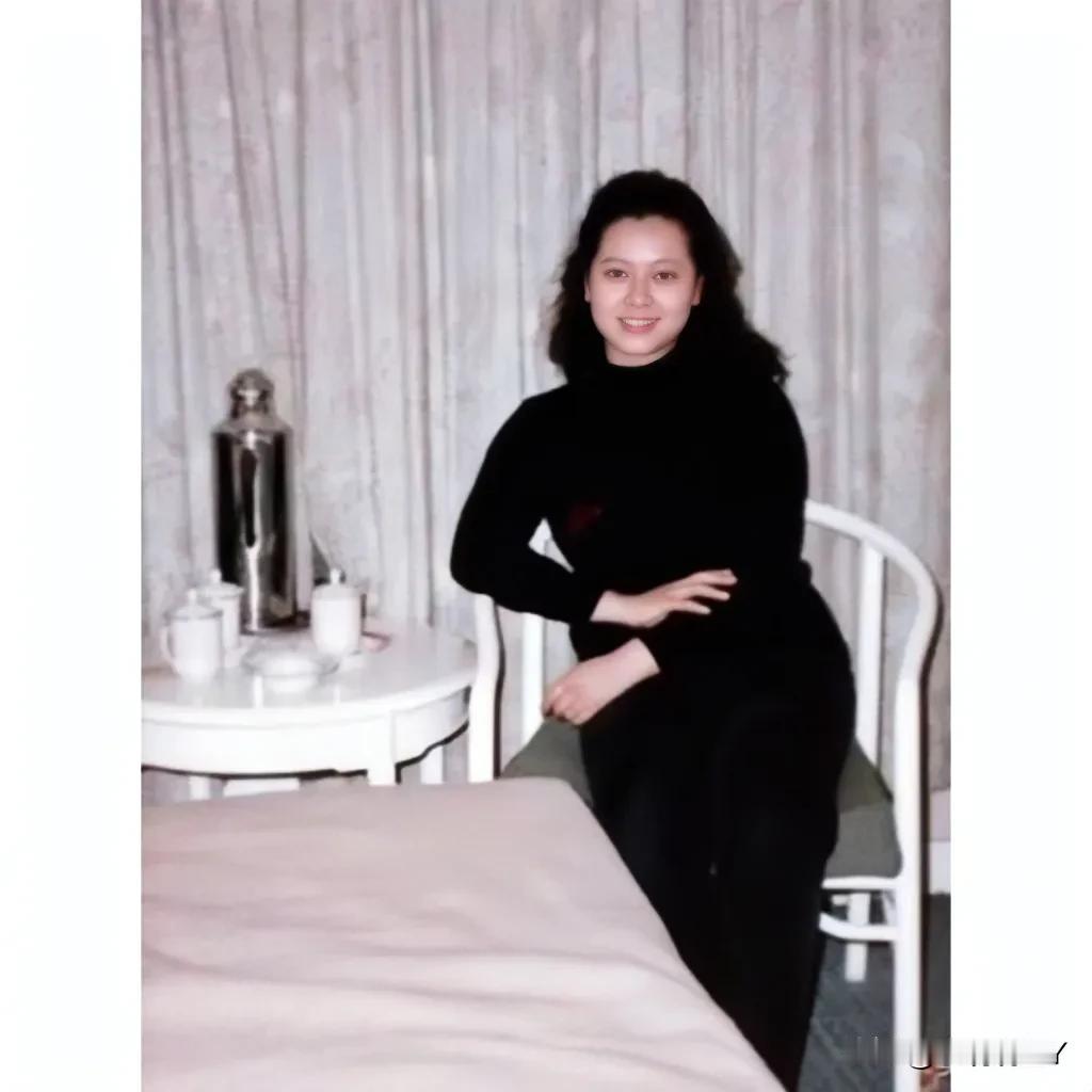 这是壮丽年轻时的一张照片，拍摄于上世纪90年代初，那时的她还未婚，与唐国强正在热