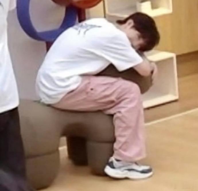 苏新皓OMG你吓到我了 场地的补光灯真的是神助攻，柔和光线衬得他肤色通透，五官立
