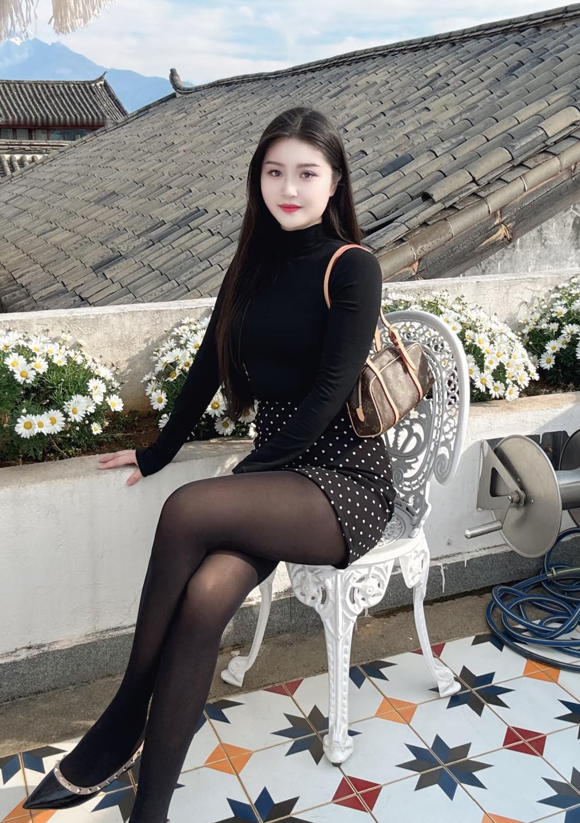 在古风建筑的屋顶下，优雅地坐着，感受时光的静谧。