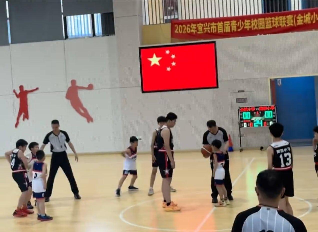 小篮球很容易出现的体型差距～～不过，一般会分为两种情况早发育vs晚发育球员年龄差