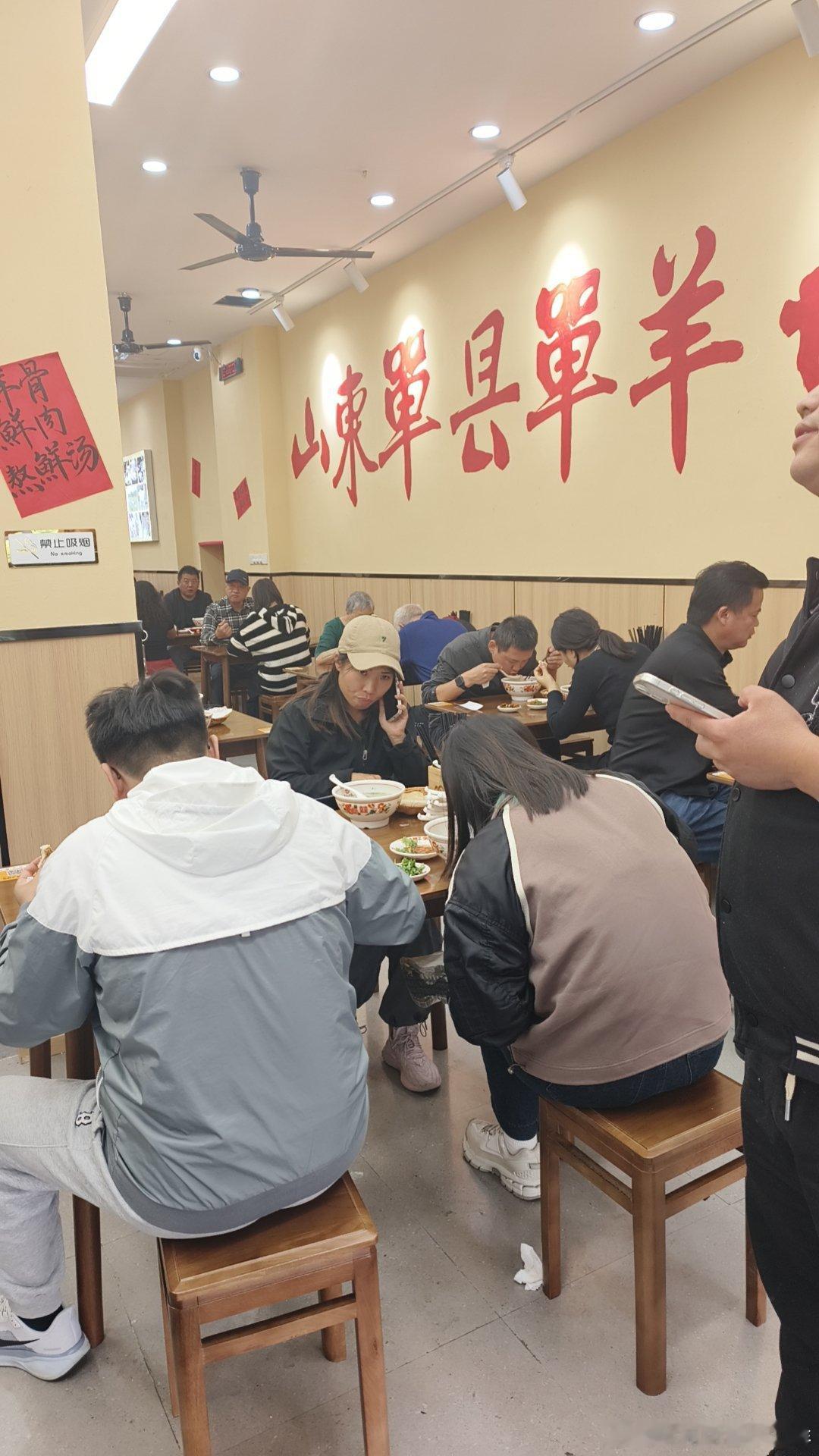 路过一家单县羊汤馆挺火爆  ​​​