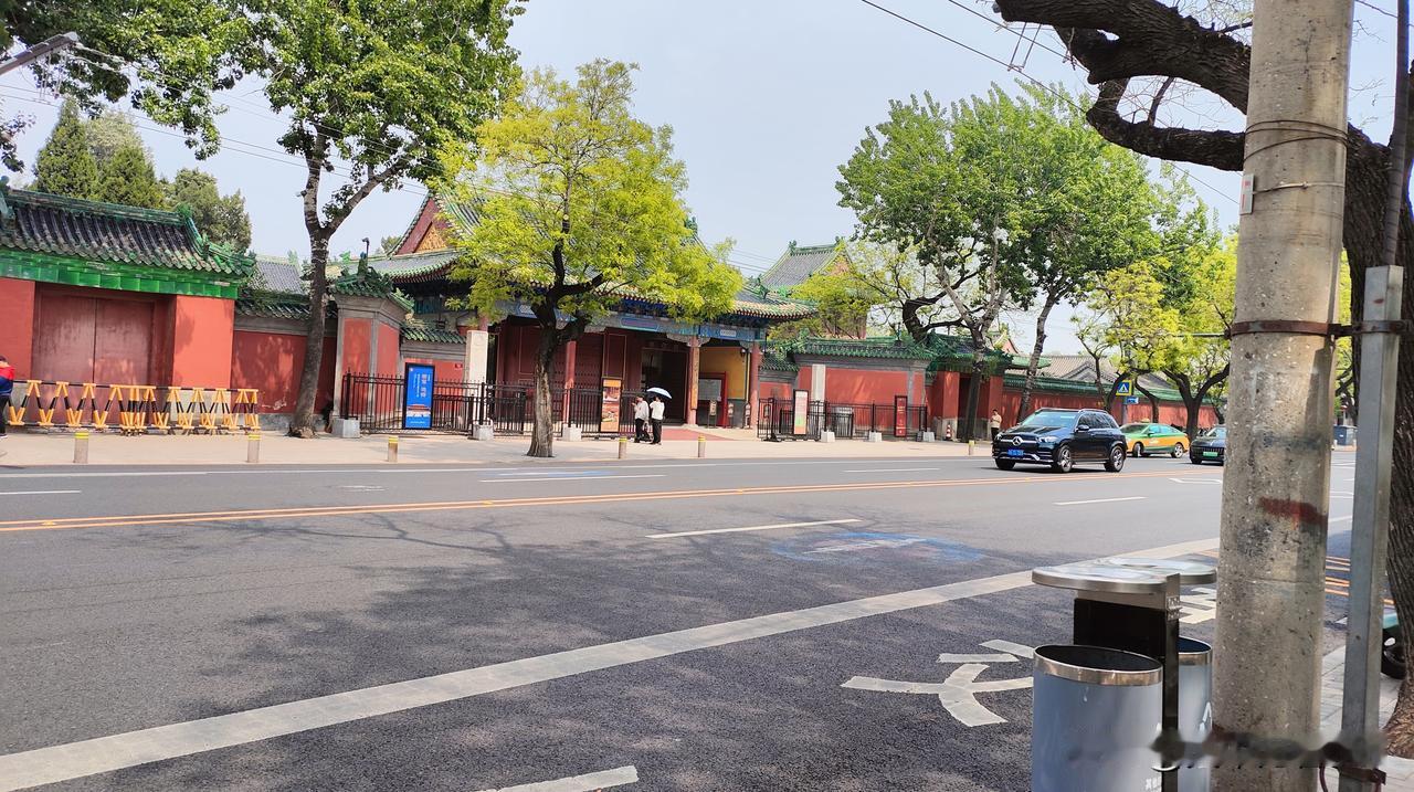 出发吧趁现在王府井出发吧，就趁现在去王府井！这里简直是购物与美食的天堂。王府井大