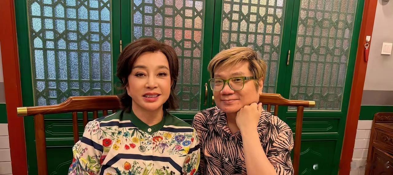 百花奖活动落幕，导演程青松晒出与刘晓庆的聚会合照。二人忙完盛典抽空小聚，围坐在一