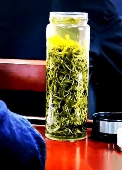 办公室，茶水间，一股老烟叶子的怪味突然飘过。我皱了下眉，手里的玻璃杯还没碰到嘴边