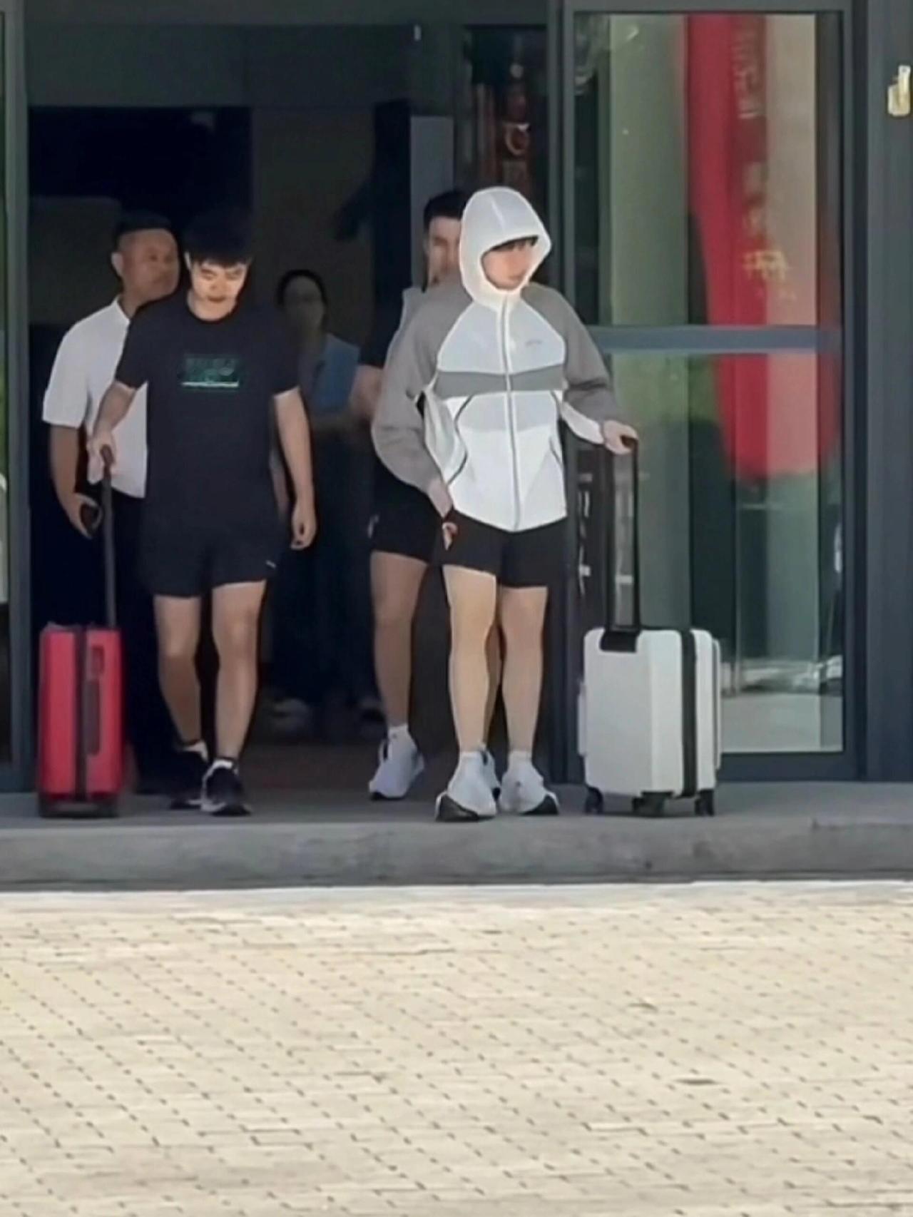 又是一天大晴天，艳阳高照，王楚钦和队友们上训下训，大头哥防晒服，也遮挡不了真白的