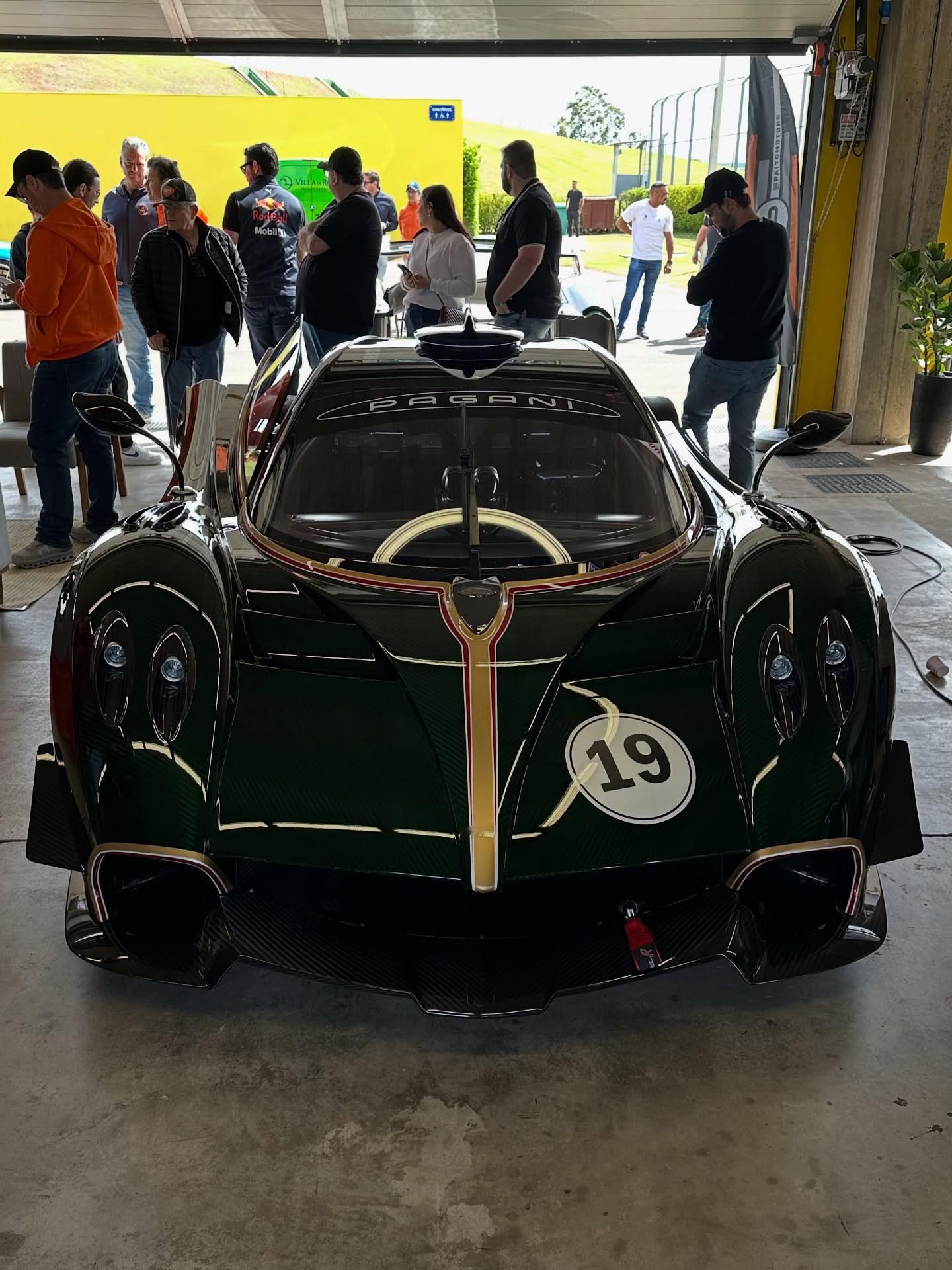 很快就要在赛道上加速飞驰！Pagani Huayra R！．原来帕加尼的外壳，还