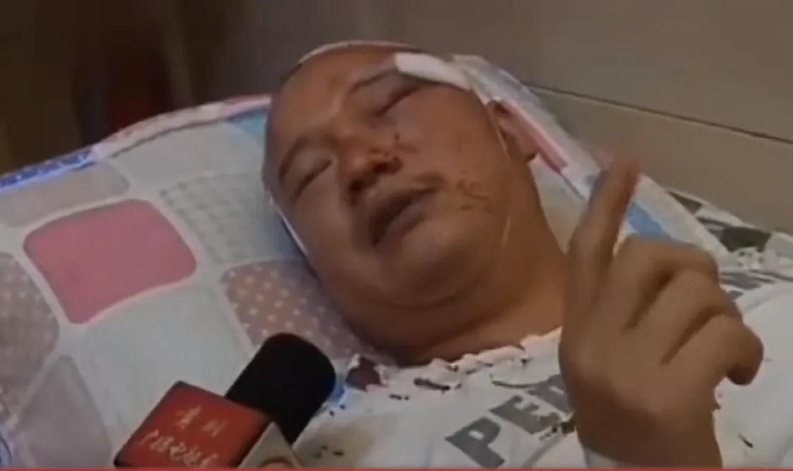 男子按了七分钟的喇叭，被人打得头破血流。该男子凌晨5点钟回小区，小区保安告诉他车