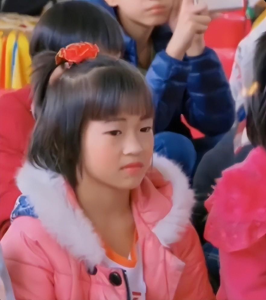 很多人说，图一这个小女孩是全红婵，但是我感觉不是。

图一这个小女孩，应该是在幼