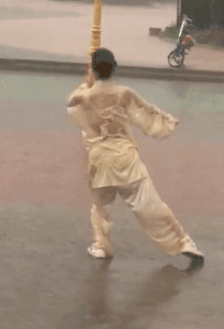 电视里都这么演的，
在雨中打拳，
威力更大。