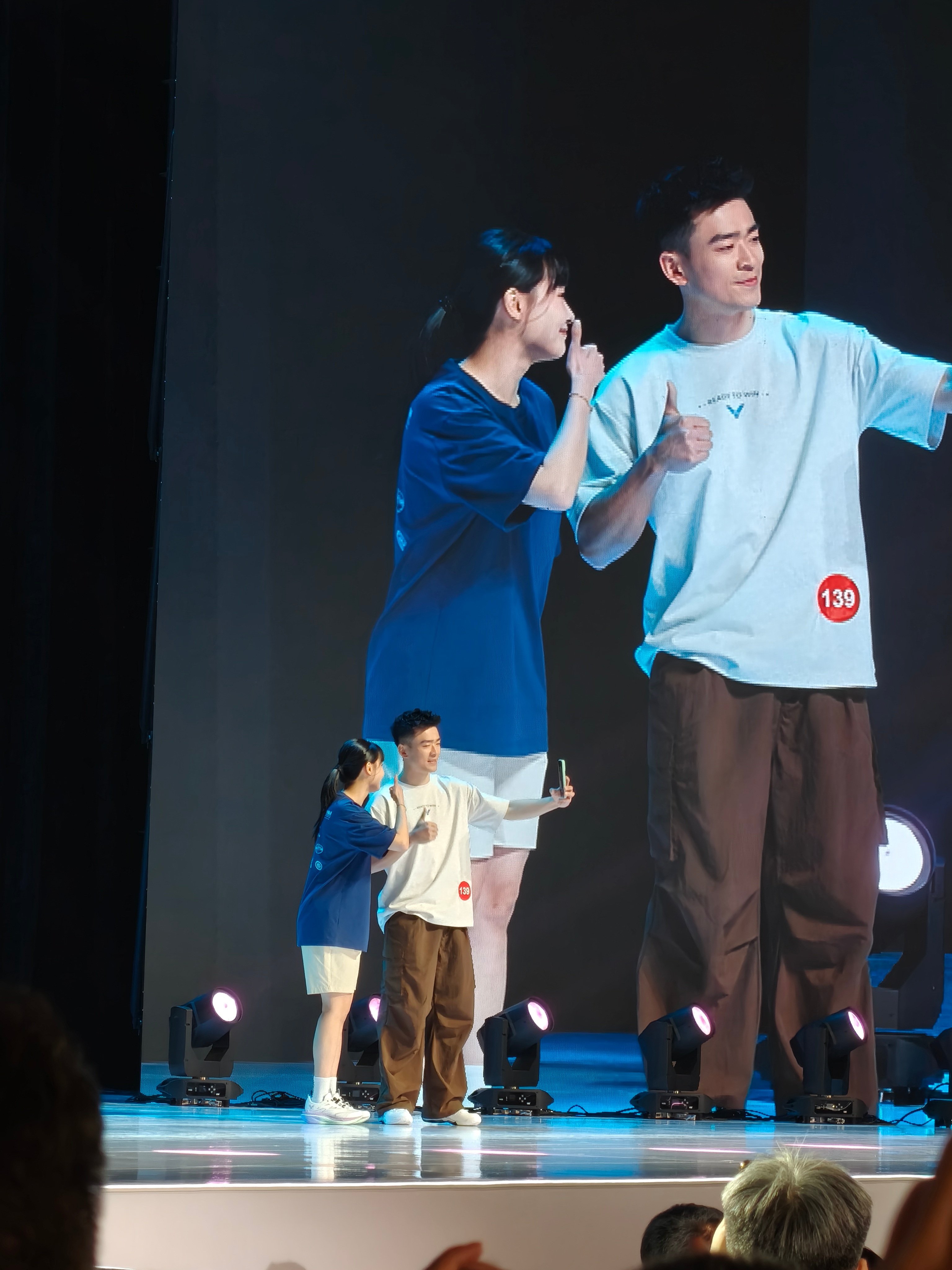 思维和侑玎一起走秀