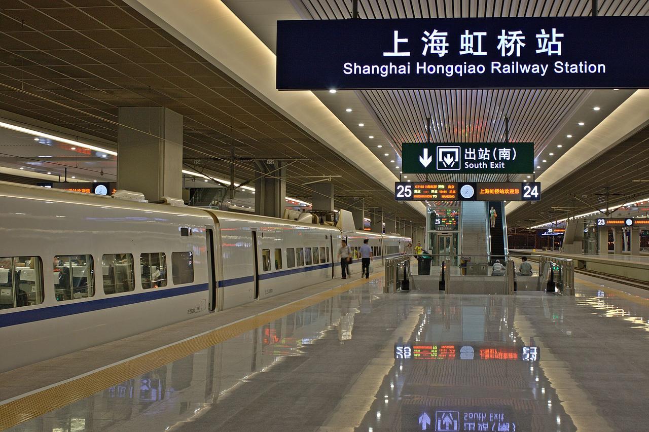 中国城市铁路旅客吞吐量TOP10（单位：万人次，全市车站合计）
 1. 上海：3