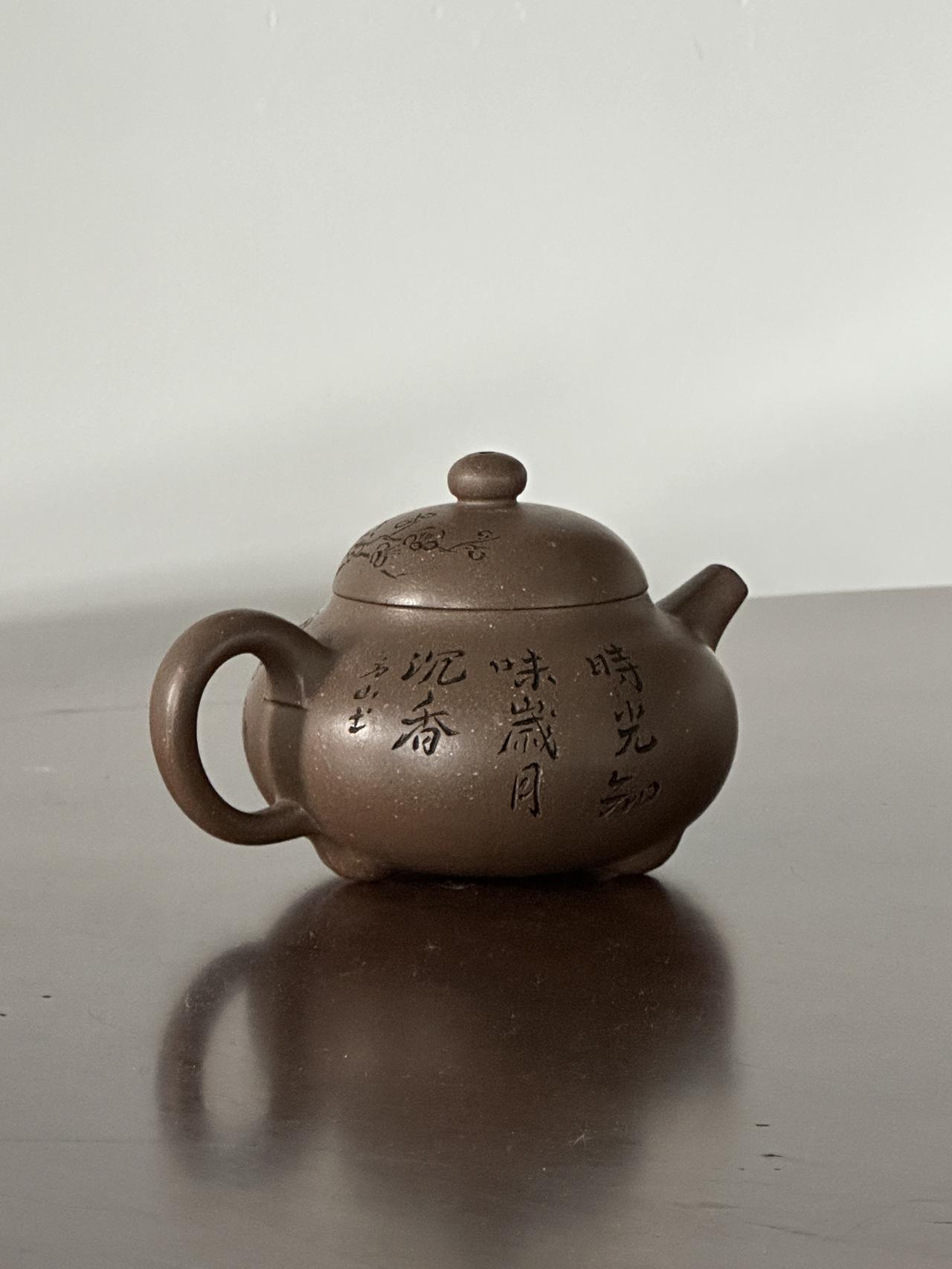 “纯手工”紫砂壶，基本上都是属于混淆概念，动机不纯。
紫砂壶，在业内只有两种说法