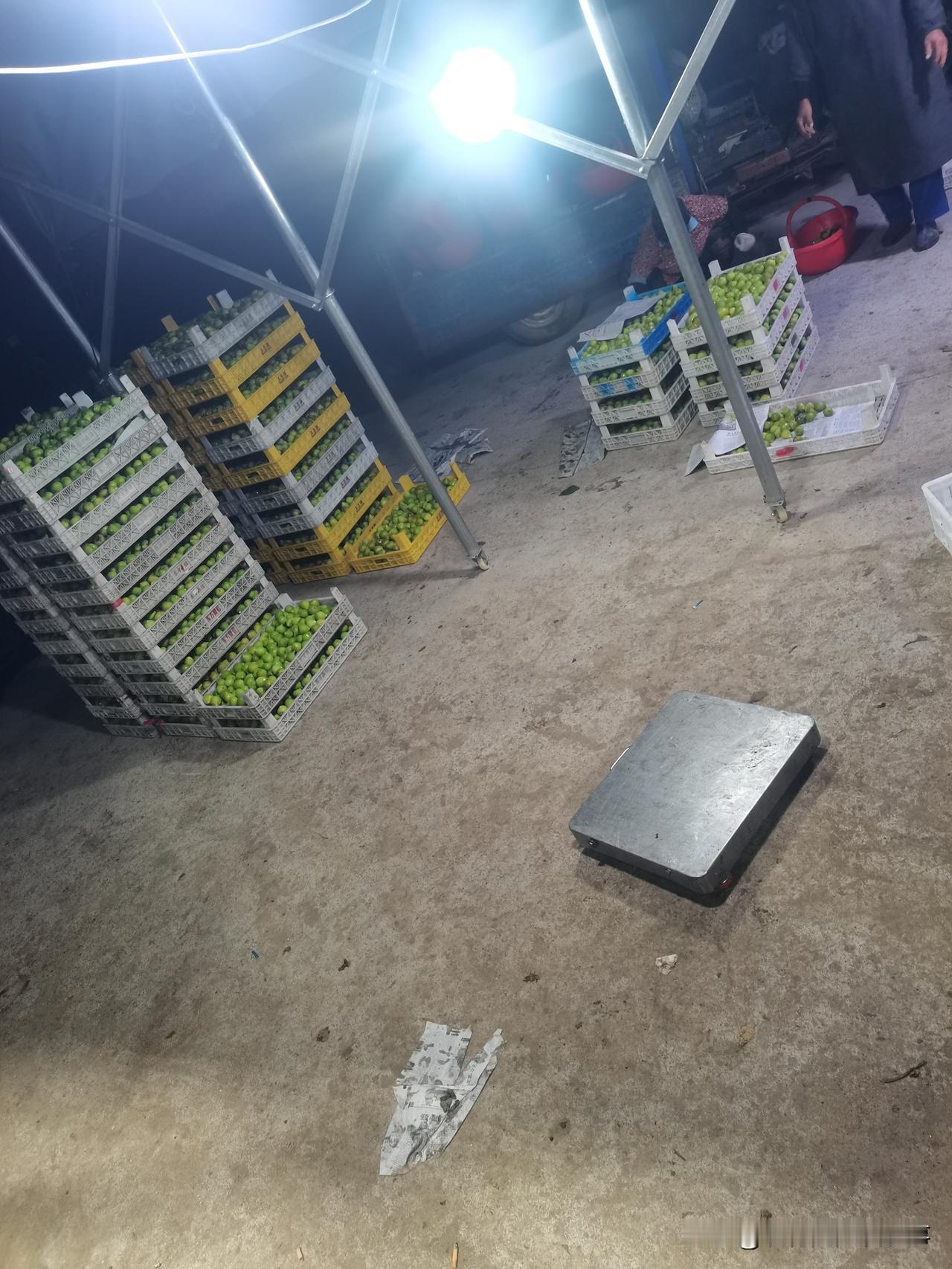 无花果又涨价了！
昨天晚上就看到群里发的，市场果7元一斤，工厂果4元一斤。
大家