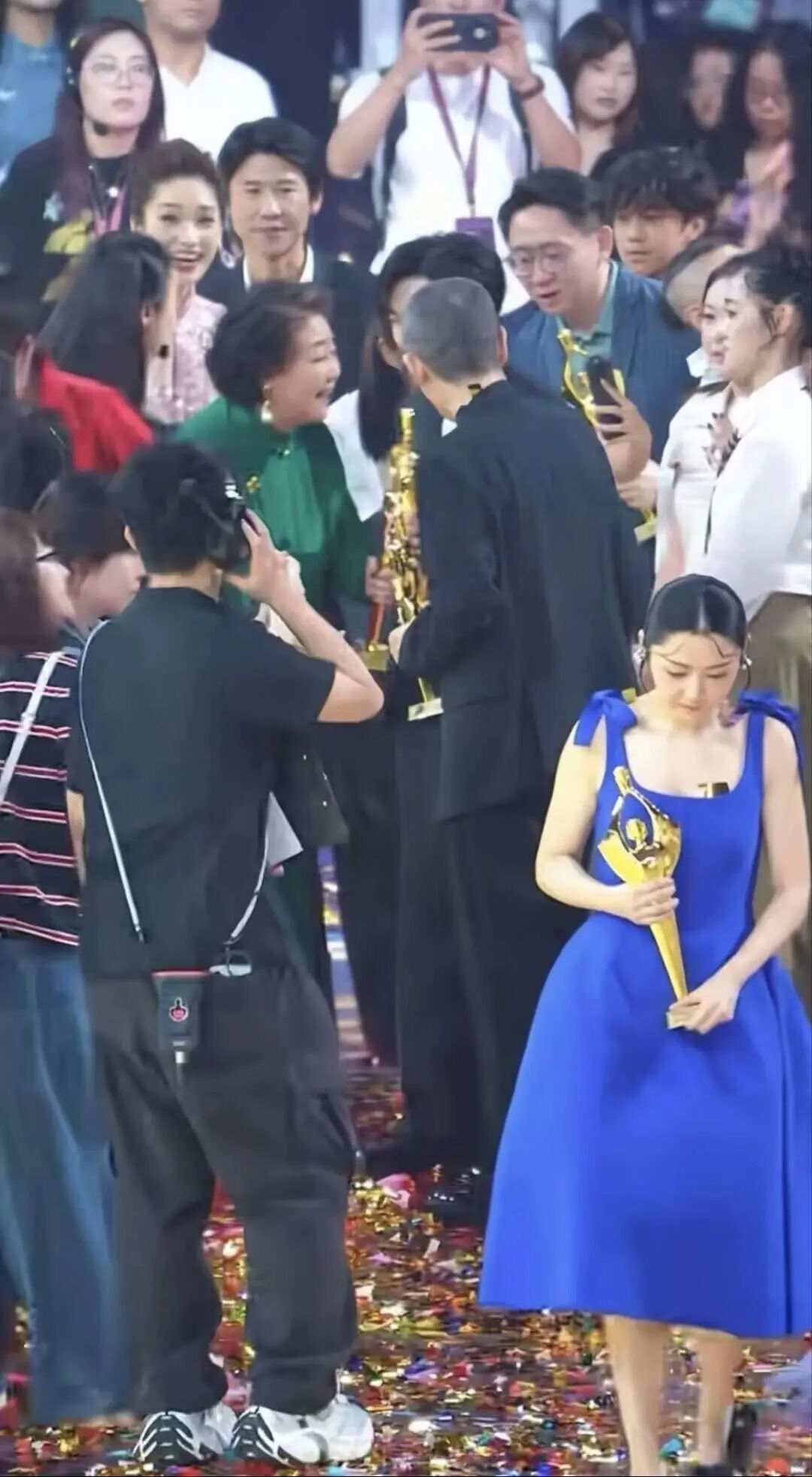 “卫诗雅百花奖获最佳女主后孤独下台”引热议，本人回应：现场认