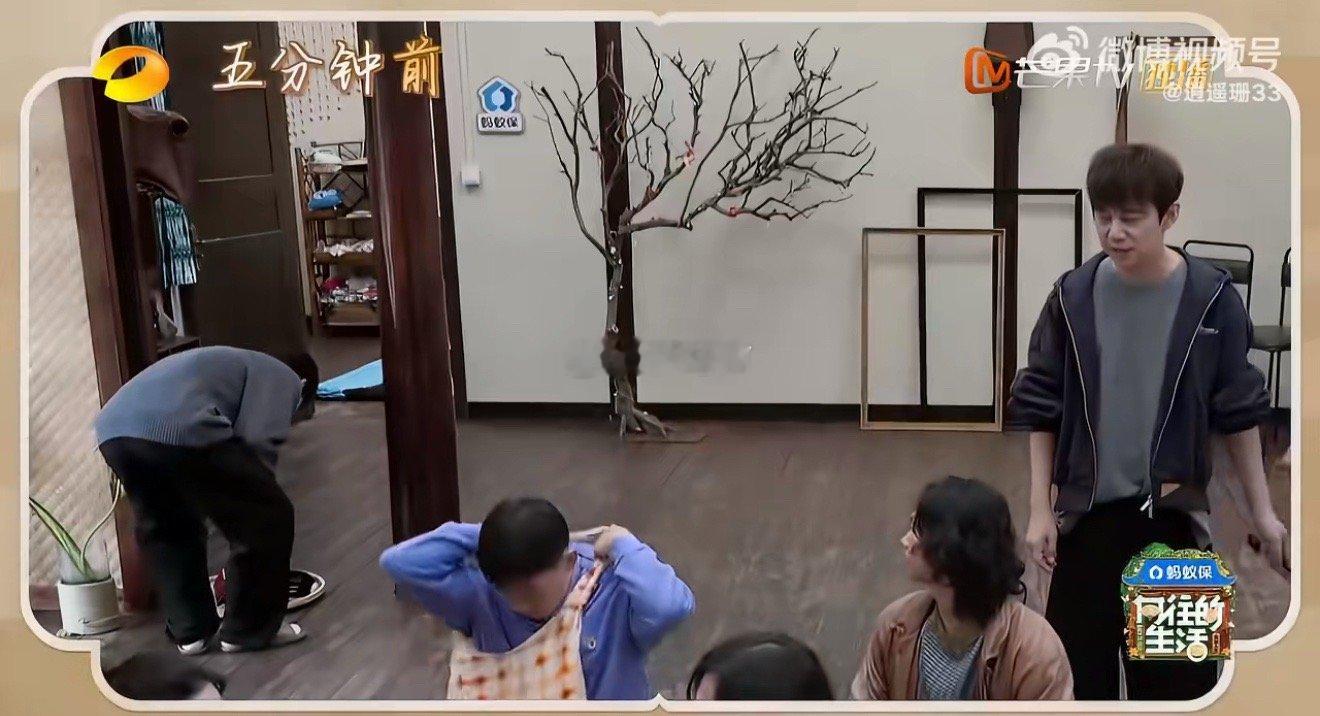 当别人还在熟悉台本，彭彭已经领完三个部门工牌！现场活体演示“职场求生指南”，哪里