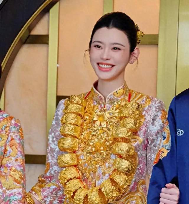 奚梦瑶答谢宴后续：四太梁安琪送实心金镯挂满脖，何猷君表情微妙